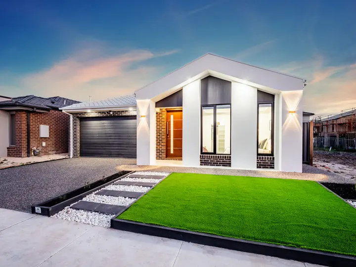 Facade lit at dusk, in a family home Oakview built in Clyde North